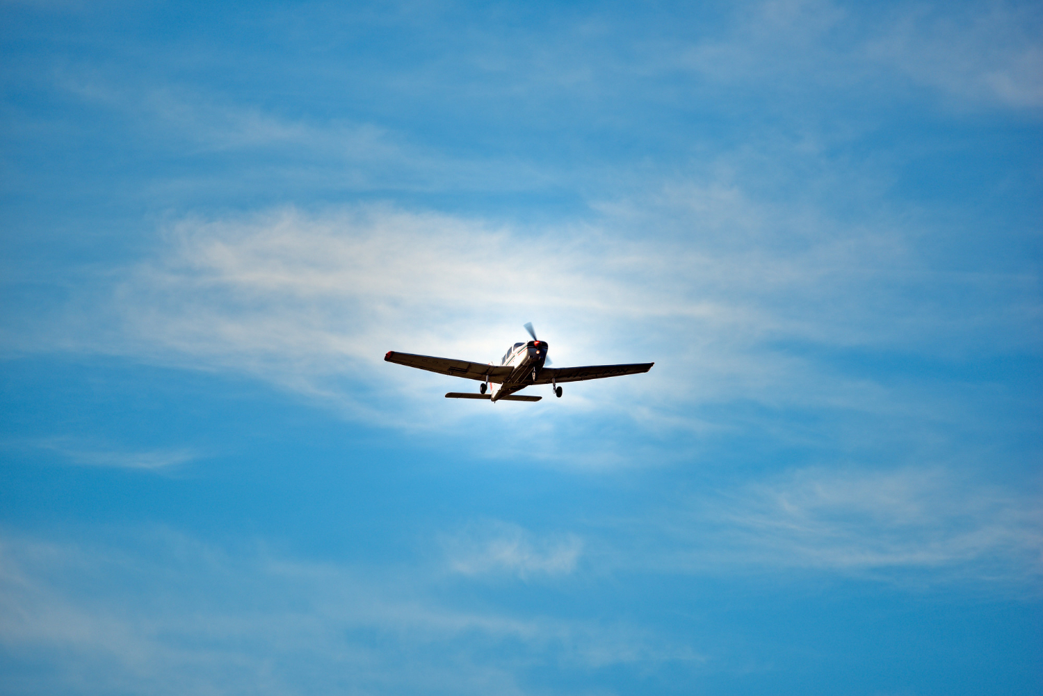 avion volant sur un ciel bleu